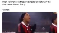 Meme menohok ini mengibaratkan Ronaldinho dengan Neymar, yang akan senang banget ketemu barisan belakang MU. (Foto: internet/Twitter)