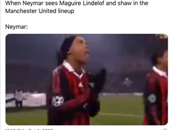 Meme menohok ini mengibaratkan Ronaldinho dengan Neymar, yang akan senang banget ketemu barisan belakang MU. (Foto: internet/Twitter)