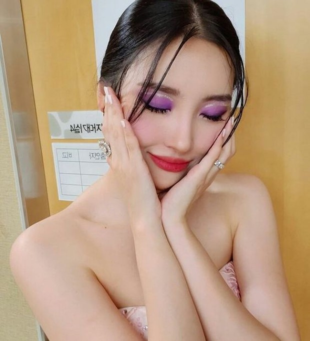 Purple glow/pinterest.com/nini Memakai eyeshadow berwarna ungu lebih kontras yang memenuhi kelopak matanya.