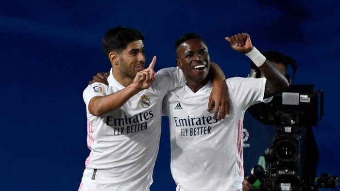 Real Madrids Brazilian forward Vinicius Junior (R) celebrates with Real Madrids Spanish midfielder Marco Asensio after scoring during the Spanish league football match Real Madrid CF against Real Valladolid FC at the Alfredo di Stefano stadium in Valdebebas, on the outskirts of Madrid on September 30, 2020. (Photo by PIERRE-PHILIPPE MARCOU / AFP)