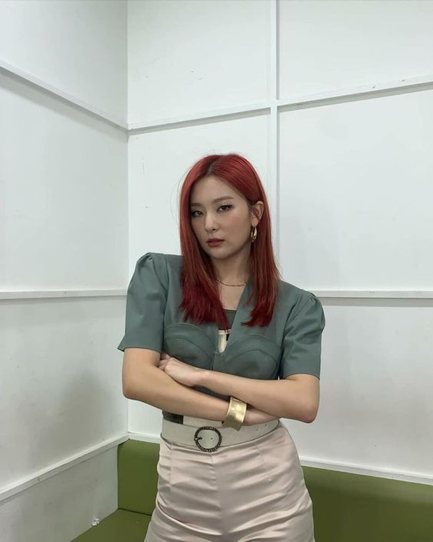 Red hair/pinterest.com/weheartit Rambut merah idol Kpop minati karena penampilannya mencolok. cerah, dan tak kenal takut.