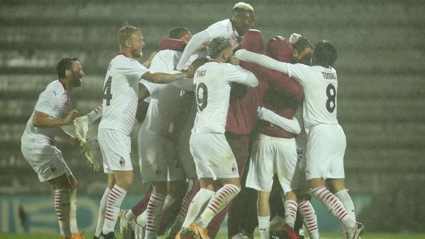 Milan players celebrate after winning the Europa League playoff soccer match between Rio Ave FC and AC Milan in Vila do Conde, Portugal, Thursday, Oct. 1, 2020. Milan won a penalty shootout 9-8 after the match ended tied 2-2. (AP Photo/Luis Vieira)