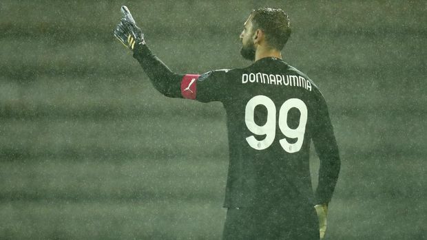 AC Milan goalkeeper Gianluigi Donnarumma celebrates after winning the Europa League playoff soccer match between Rio Ave FC and AC Milan in Vila do Conde, Portugal, Thursday, Oct. 1, 2020. Milan won a penalty shootout 9-8 after the match ended tied 2-2. (AP Photo/Luis Vieira)