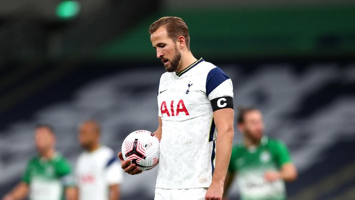 LONDON, ENGLAND - OCTOBER 01: Harry Kane of Tottenham Hotspur prepares to take a penalty during the UEFA Europa League play-off match between Tottenham Hotspur and Maccabi Haifa at Tottenham Hotspur Stadium on October 01, 2020 in London, England. Football Stadiums around Europe remain empty due to the Coronavirus Pandemic as Government social distancing laws prohibit fans inside venues resulting in fixtures being played behind closed doors. (Photo by Clive Rose/Getty Images)