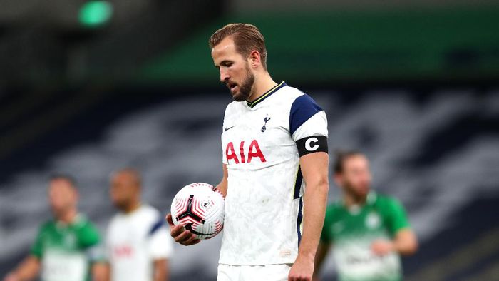 harry kane tottenham hotspur liga europa LONDON, ENGLAND - OCTOBER 01: Harry Kane of Tottenham Hotspur prepares to take a penalty during the UEFA Europa League play-off match between Tottenham Hotspur and Maccabi Haifa at Tottenham Hotspur Stadium on October 01, 2020 in London, England. Football Stadiums around Europe remain empty due to the Coronavirus Pandemic as Government social distancing laws prohibit fans inside venues resulting in fixtures being played behind closed doors. (Photo by Clive Rose/Getty Images)