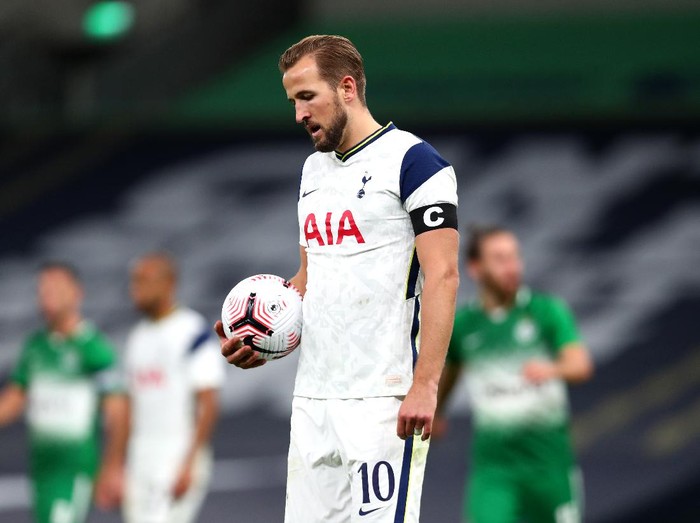 LONDON, ENGLAND - OCTOBER 01: Harry Kane of Tottenham Hotspur prepares to take a penalty during the UEFA Europa League play-off match between Tottenham Hotspur and Maccabi Haifa at Tottenham Hotspur Stadium on October 01, 2020 in London, England. Football Stadiums around Europe remain empty due to the Coronavirus Pandemic as Government social distancing laws prohibit fans inside venues resulting in fixtures being played behind closed doors. (Photo by Clive Rose/Getty Images)