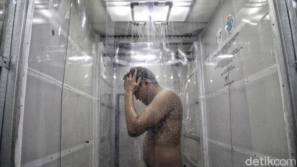 Seperti Ini Dekontaminasi Petugas Medis COVID-19 Usai Bekerja Seperti Ini Dekontaminasi Petugas Medis COVID-19 Usai Bekerja