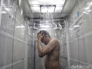 Seperti Ini Dekontaminasi Petugas Medis COVID-19 Usai Bekerja