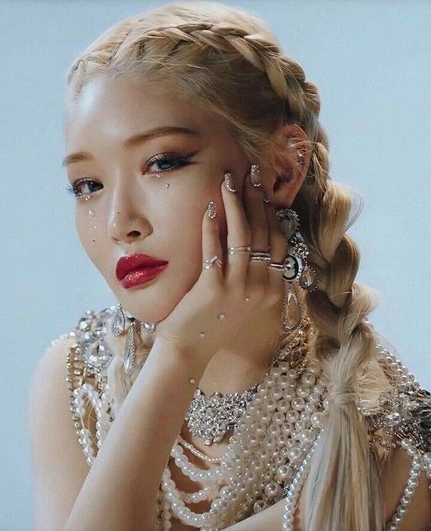 Shimmery gems/pinterest.com/hanovard Bintik berkilauan atau serpihan emas yang ditempatkan diatas eyeshadow.