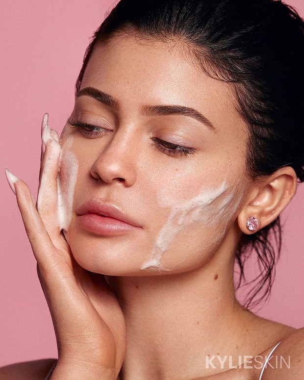 Skincare routine di pagi hari Kylie Jenner