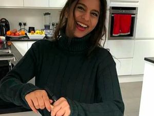 Suhana Khan, Putri Cantik Shah Rukh Khan Saat Ngemil Burger dan Kopi