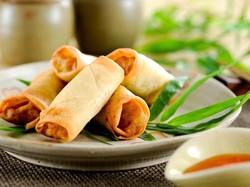 Wanita 40 Tahun Ini Tewas Usai Makan Lumpia yang Disimpan 3 Hari