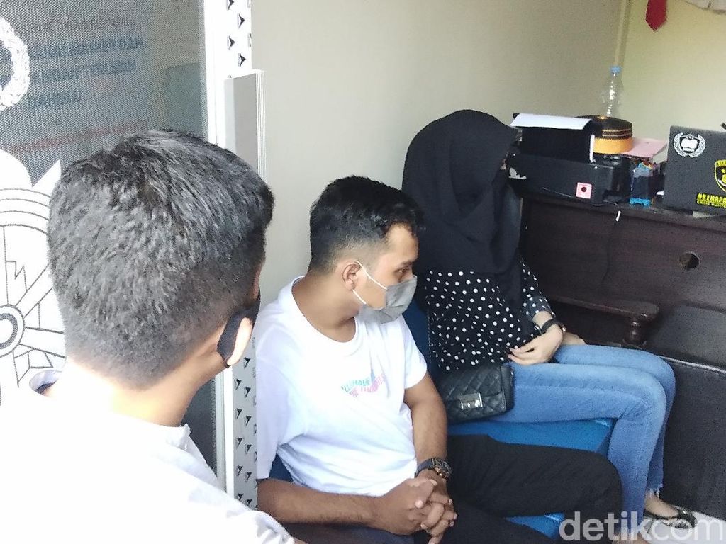 Wanita SN Penuhi Panggilan Polisi Terkait Mahasiswi Digilir Pria Wanita SN Penuhi Panggilan Polisi Terkait Mahasiswi Digilir Pria
