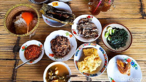 Menu Ndeso Sedap! Ikan Cere Goreng dan Sayur Asem Andalan Warung Ibu Tini