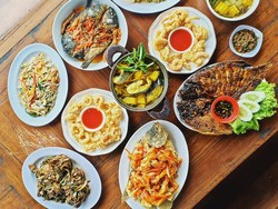 Asyik! Di 5 Warung Makan Ini Bisa Mancing Ikan dan Makan Enak