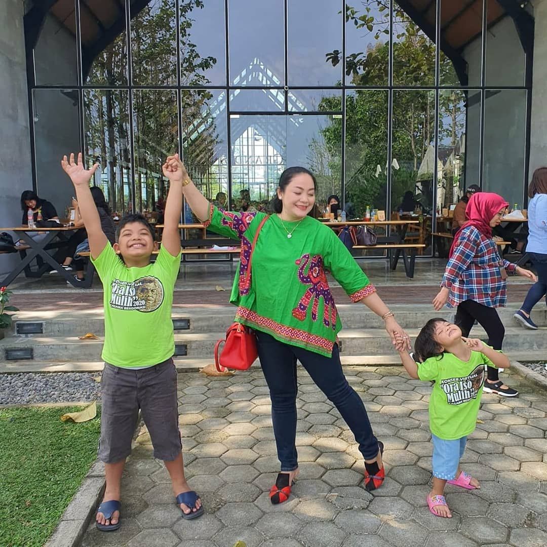 Yan Vellia dan dua anaknya