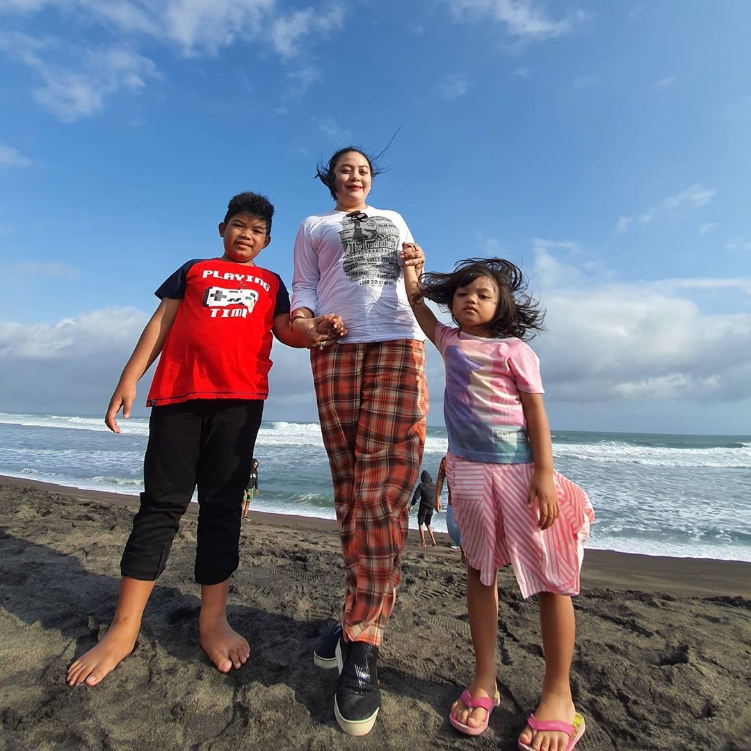 Yan Vellia dan dua anaknya