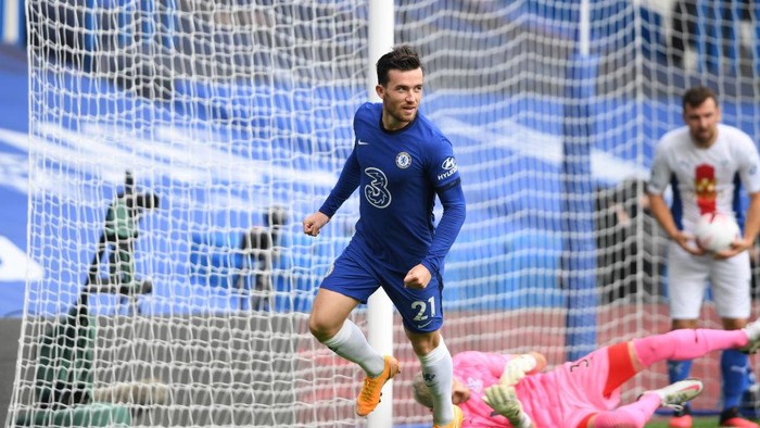 LONDON, ENGLAND - OCTOBER 03: Ben Chilwell of Chelsea celebrates after scoring his sides first goal during the Premier League match between Chelsea and Crystal Palace at Stamford Bridge on October 03, 2020 in London, England. Sporting stadiums around the UK remain under strict restrictions due to the Coronavirus Pandemic as Government social distancing laws prohibit fans inside venues resulting in games being played behind closed doors. (Photo by Mike Hewitt/Getty Images)