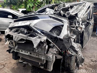Penampakan Dua Mobil yang Ringsek Usai Adu Banteng di Sleman