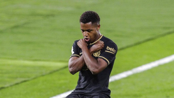 Barcelonas Ansu Fati celebrates after scoring the opening goal during the Spanish La Liga soccer match between RC Celta and FC Barcelona in Vigo, Spain, Thursday, Oct. 1, 2020. (AP Photo/Lalo R. Villar)