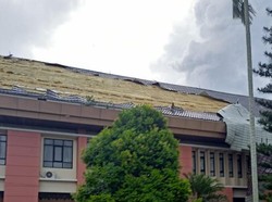 Tenggarong Diterjang Hujan Angin, Atap Gedung DPRD Kukar Beterbangan