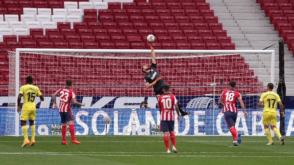 MADRID, SPAIN - OCTOBER 03: Jan Oblak of Atletico de Madrid makes a save during the La Liga Santader match between Atletico de Madrid and Villarreal CF at Estadio Wanda Metropolitano on October 03, 2020 in Madrid, Spain. Football Stadiums around Europe remain empty due to the Coronavirus Pandemic as Government social distancing laws prohibit fans inside venues resulting in fixtures being played behind closed doors. (Photo by Gonzalo Arroyo Moreno/Getty Images)