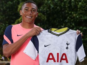 Tottenham Resmi Perkenalkan Carlos Vinicius Tottenham Resmi Perkenalkan Carlos Vinicius