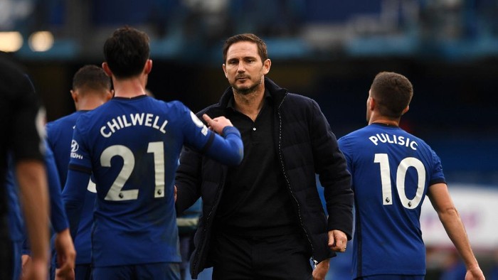 LONDON, ENGLAND - OCTOBER 03: Frank Lampard, Manager of Chelsea and Ben Chilwell of Chelsea celebrate following their teams victory in the Premier League match between Chelsea and Crystal Palace at Stamford Bridge on October 03, 2020 in London, England. Sporting stadiums around the UK remain under strict restrictions due to the Coronavirus Pandemic as Government social distancing laws prohibit fans inside venues resulting in games being played behind closed doors. (Photo by Neil Hall - Pool/Getty Images)