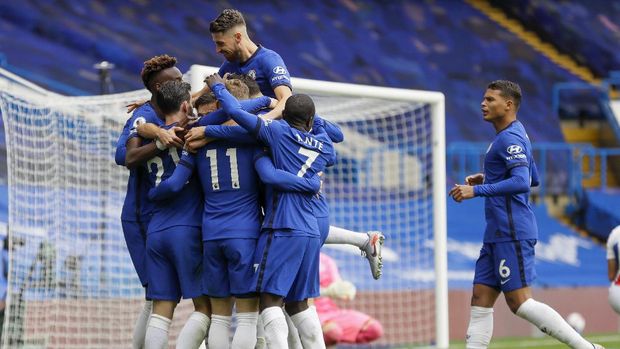 Chelsea's Ben Chilwell, second from left, celebrates with his teammates after he scored his side's second goal during the English Premier League soccer match between Chelsea and Crystal Palace at Stamford Bridge stadium in London, Saturday, Oct. 3, 2020. (AP Photo/Kirsty Wigglesworth, Pool)