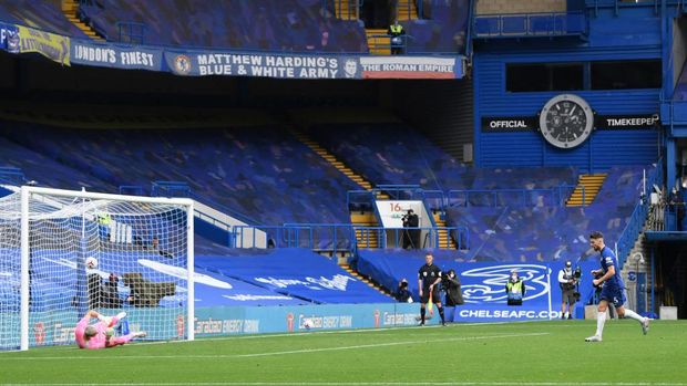 LONDON, ENGLAND - OCTOBER 03: Jorginho of Chelsea celebrates after scoring his sides third goal during the Premier League match between Chelsea and Crystal Palace at Stamford Bridge on October 03, 2020 in London, England. Sporting stadiums around the UK remain under strict restrictions due to the Coronavirus Pandemic as Government social distancing laws prohibit fans inside venues resulting in games being played behind closed doors. (Photo by Mike Hewitt/Getty Images)