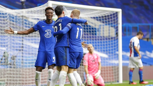 Chelseas Ben Chilwell, center, celebrates with his teammates Tammy Abraham, left, and Timo Werner after he scored his sides first goalduring the English Premier League soccer match between Chelsea and Crystal Palace at Stamford Bridge stadium in London, Saturday, Oct. 3, 2020. (AP Photo/Kirsty Wigglesworth, Pool)