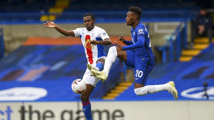 Crystal Palaces Tyrick Mitchell, let, and Chelseas Callum Hudson-Odoi fight for the ball during an English Premier League soccer match between Chelsea and Crystal Palace at Stamford Bridge stadium in London, Saturday, Oct. 3, 2020. (Mike Hewitt/ Pool via AP)
