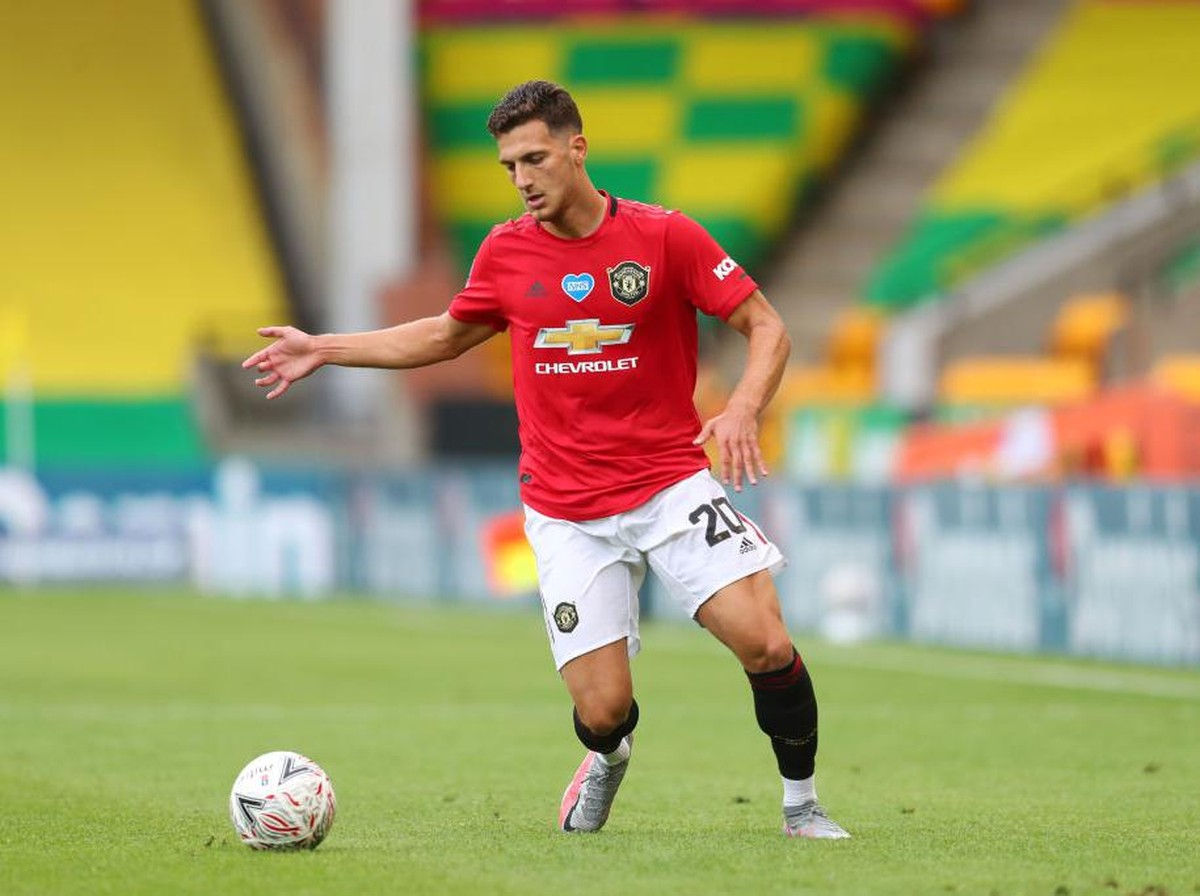 Dalot akan dipinjamkan ke AC Milan. Foto: Getty Images/Catherine Ivill