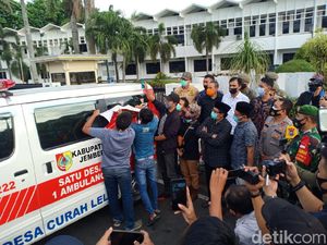 Foto Bupati Faida di 248 Ambulans Desa Ditutup Logo Pemkab Jember
