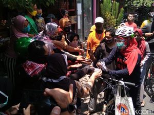 Bagi Masker, Kunjungan Gubernur Khofifah ke Kediri Diserbu Warga
