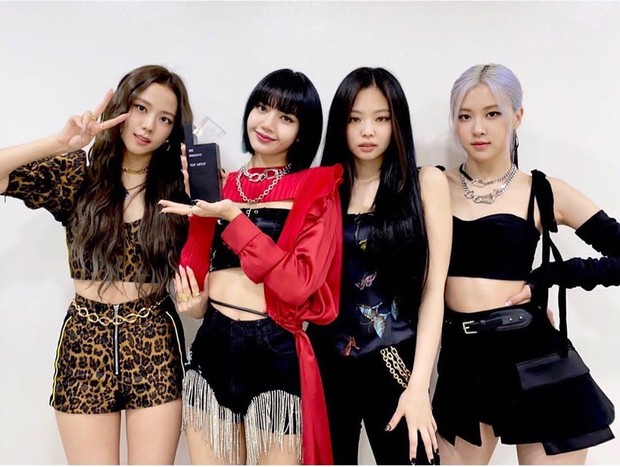 https://www.instagram.com/blackpinkofficial/ Lovesick Girls menjadi satu-satunya lagu yang liriknya ikut ditulis member BLACKPINK sendiri, Jennie dan Jisoo.