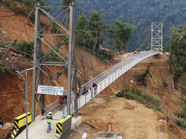 Jembatan Gantung Penghubung Palopo-Toraja