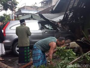 Sopir Lelah, Mobil Tabrak Rumah di Trenggalek