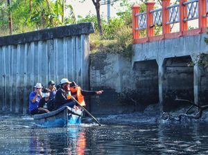 Susuri Sungai Wonorejo, Machfud Janji Benahi Limbah dan Sedimentasi