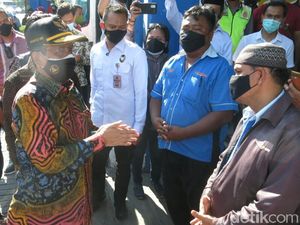 Bagikan Masker ke Sopir Bus Terminal Bungurasih, Mahfud Md Tekankan Prokes