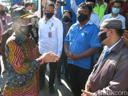 Bagikan Masker ke Sopir Bus Terminal Bungurasih, Mahfud Md Tekankan Prokes