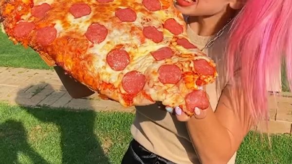 Yummy! 10 Makanan Raksasa yang Asyik Dilahap Bule Cantik