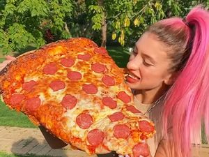 Yummy! 10 Makanan Raksasa yang Asyik Dilahap Bule Cantik