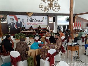 Sindir 17% Warga Tak Percaya COVID-19, Mahfud Md: Donald Trump Kena