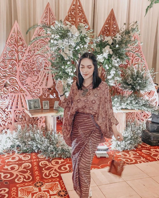 Nabila Gardena/instagram.com/nabilagardena terlihat Nabila mengenakan setelan batik yang cantik. Model setelan batik seperti ini juga menjadi outfit favorit banyak orang jaman sekarang.