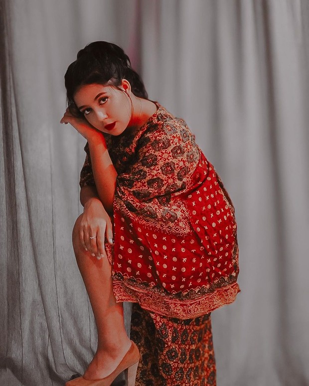 Nessie Judge/instagram.com/nessiejudge Nessie Judge merayakan Hari Batik Nasional pada 02 Oktober 2020 dengan mengunggah foto dirinya yang mengenakan outfit batik.