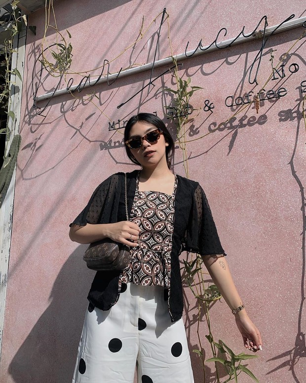 Neva Indriany/instagram.com/nevaindriany . Dia memadukan atasan batik yang modern dengan celana putih motif polkadot.