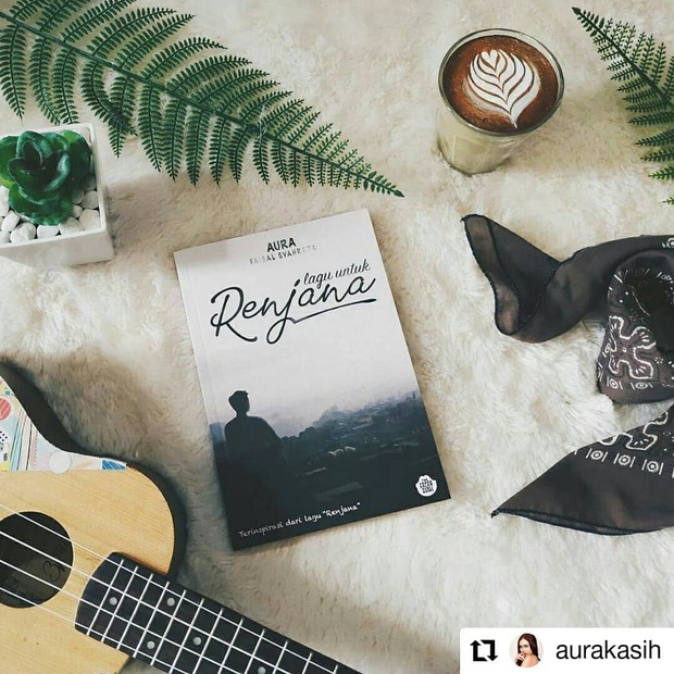 Novel Perdana Aura Kasih/sumber: www.instagram.com/mizanstore/ Jauh sebelum merilis lagu Renjana, Aura Kasih lebih dahulu meluncurkan novel perdananya.
