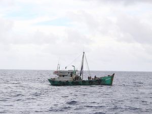 TNI AL Tangkap 2 Kapal Ikan Vietnam di Laut Natuna Utara TNI AL Tangkap 2 Kapal Ikan Vietnam di Laut Natuna Utara