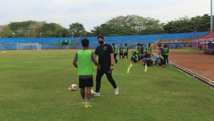 Persijap Jepara Persijap Jepara kala berlatih di Stadion Gelora Bumi Kartini Jepara.